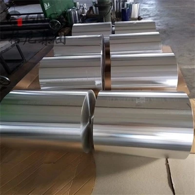 Rouleau géant de papier d'aluminium