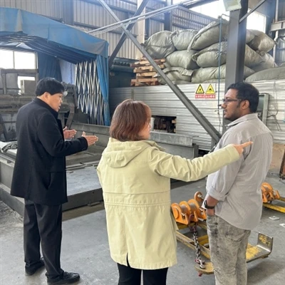 Des clients indiens visitent l'usine de plaques d'aluminium GNEE
